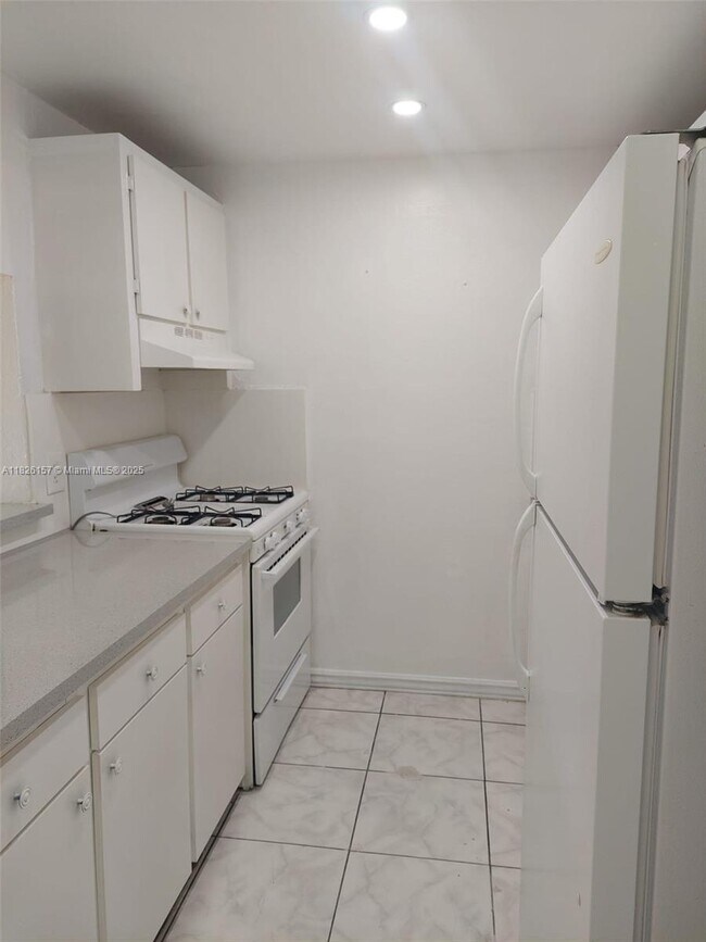 Building Photo - 1305 W 53rd St
