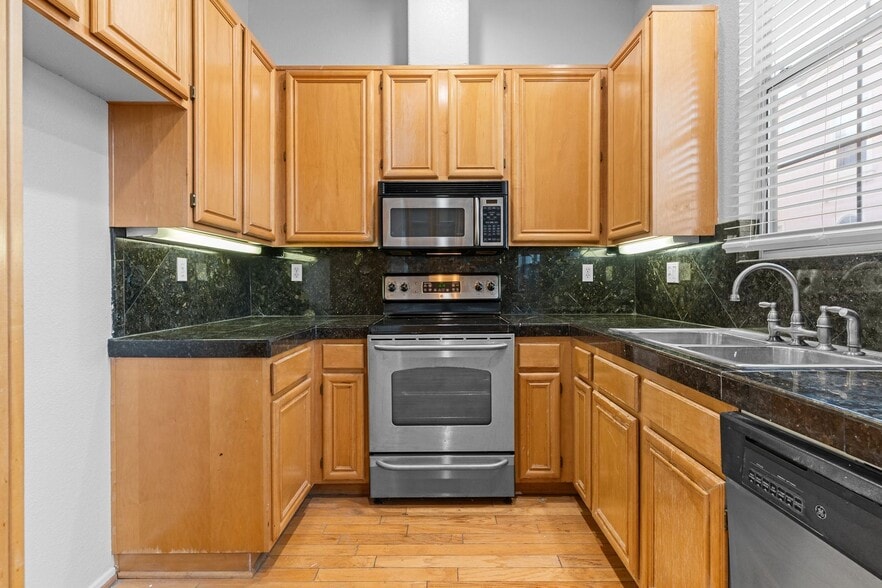 Building Photo - 1050 S Volterra Way