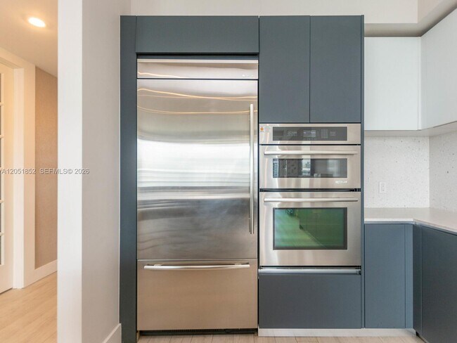 Building Photo - 1300 Brickell Bay Dr