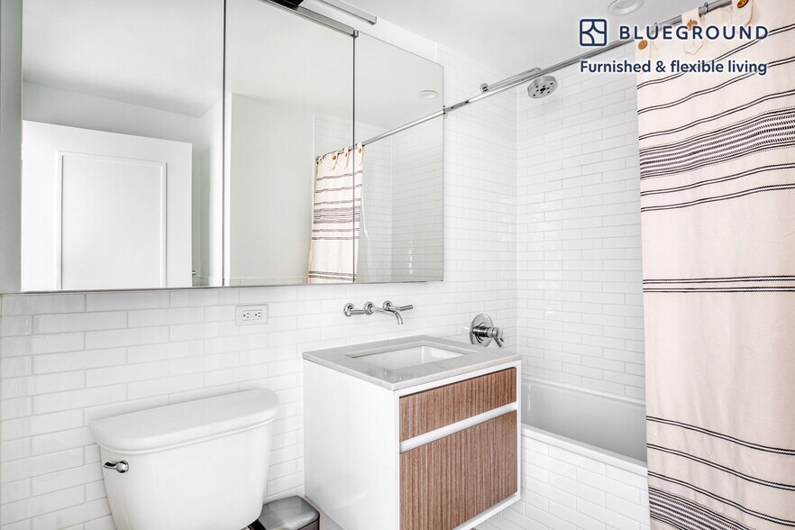 Building Photo - 160 W 24th St