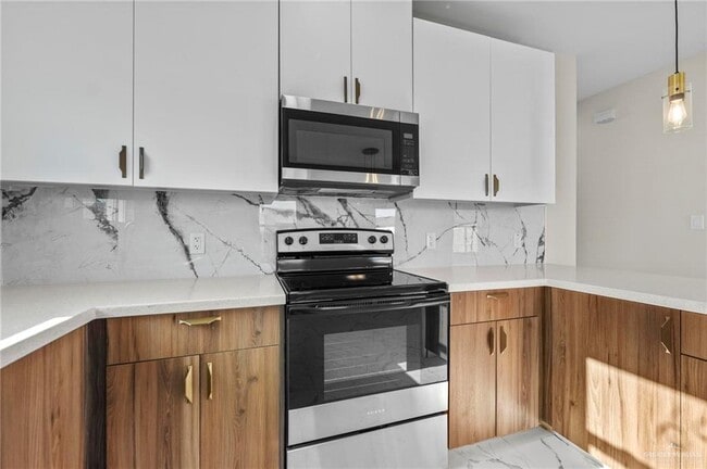 Building Photo - 17 Selena St