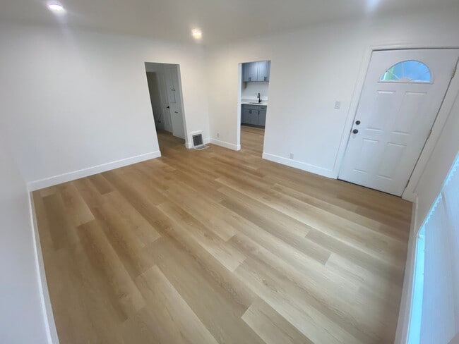 Building Photo - Stunning Redesigned Coastal San Francisco Residence with Modern Finishes/ 3 Bedroom & 1 Bathroom/...