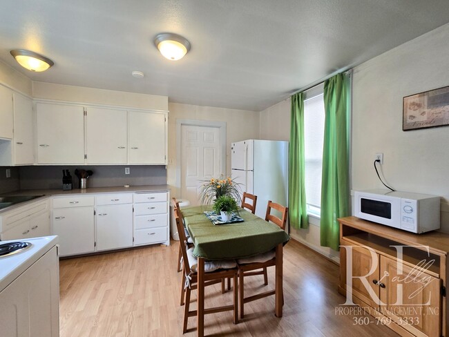Building Photo - Furnished Top-Floor Duplex in Bremerton | ...
