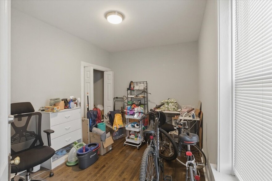 Building Photo - 4000 N Southport Ave