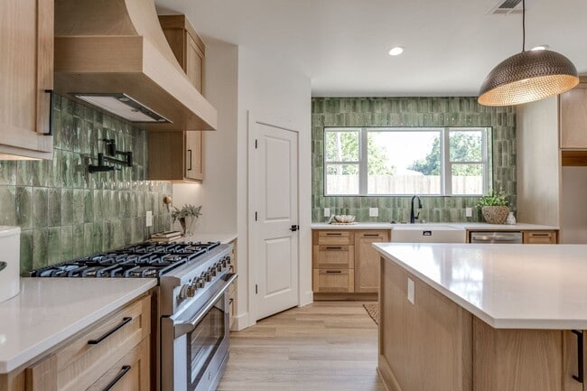 Building Photo - Warm, Modern & Welcoming — Beautiful 4 Bed, 3 Bath New Build