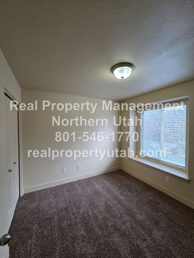 Building Photo - 3 Bedroom 2 Bath Townhome in West Haven Available Now!