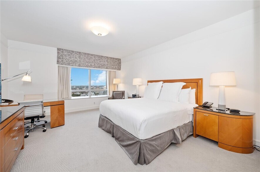 Building Photo - 1435 Brickell Ave