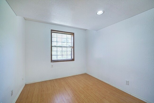Building Photo - 4Bd/2.25Ba Redmond House