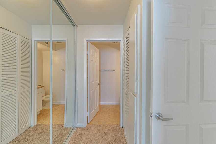 Building Photo - 5535 Canoga Ave