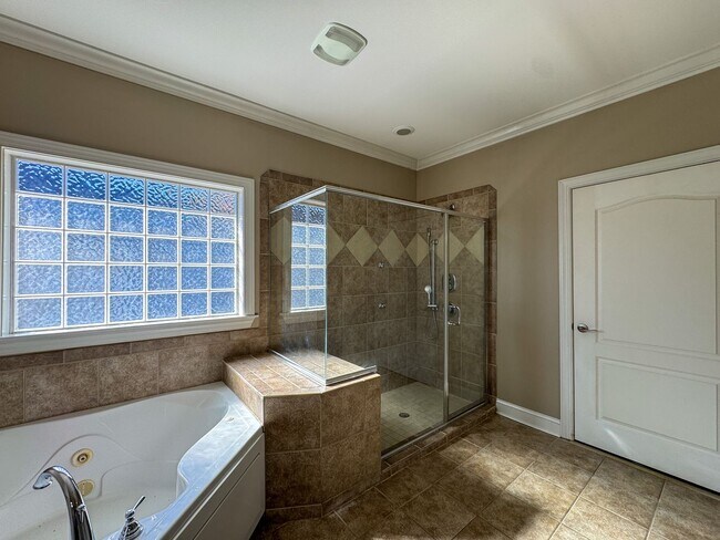 Building Photo - Beautiful 3 Bed 2 Bath Condo with Communit...