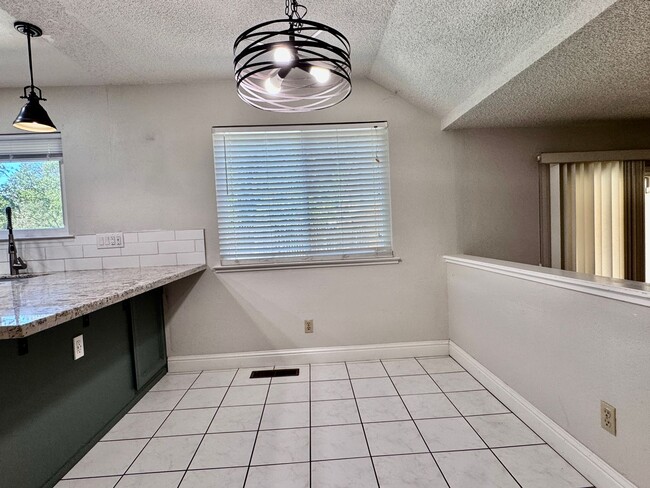 Building Photo - NOW AVAILABLE - 4 BED, 3 BATH, 2 CAR GARAG...