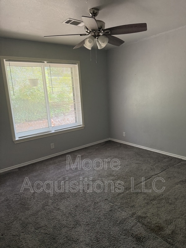 Building Photo - 3601 Oakwood Dr