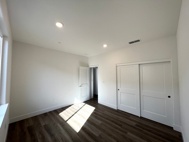Building Photo - Gorgeous Nearly New Home With 4 Bed, 2.5 b...
