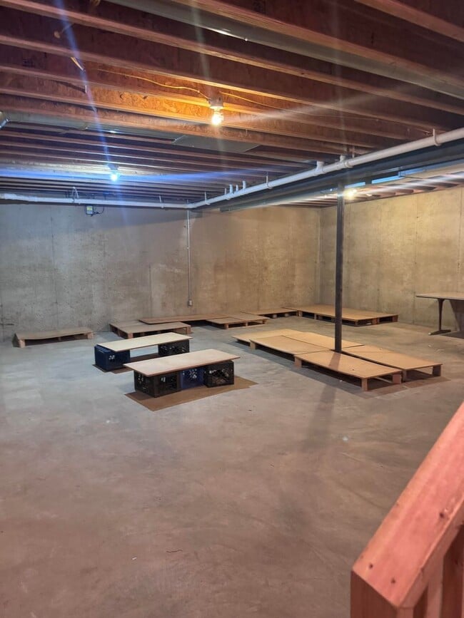 Building Photo - 5 Bd 2.5 Ba