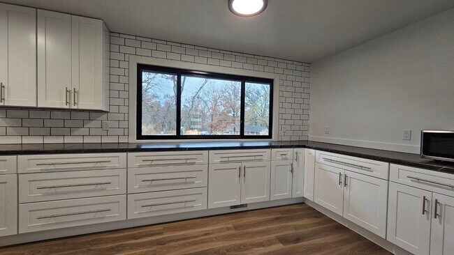 Building Photo - 2002 Woodlea Dr