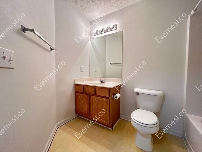Building Photo - Bright 3-Bedroom Townhome with Ample Space...