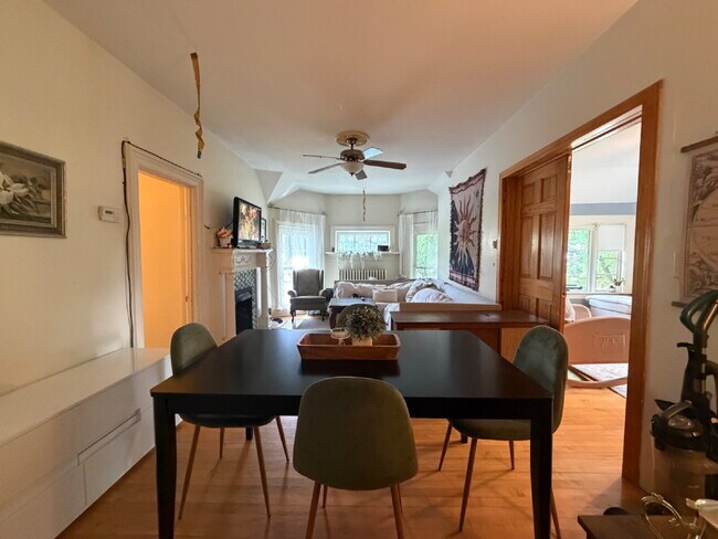 Building Photo - 3 bedroom 1 bath Apartment Available June 1st!! Massive bedrooms and a 5 minute walk to campus.