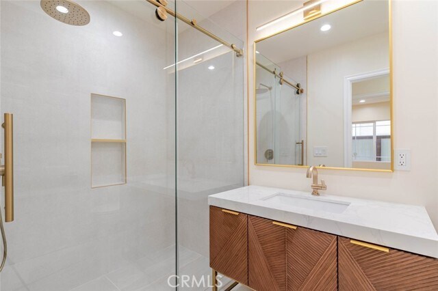 Building Photo - 320 E Dryden St