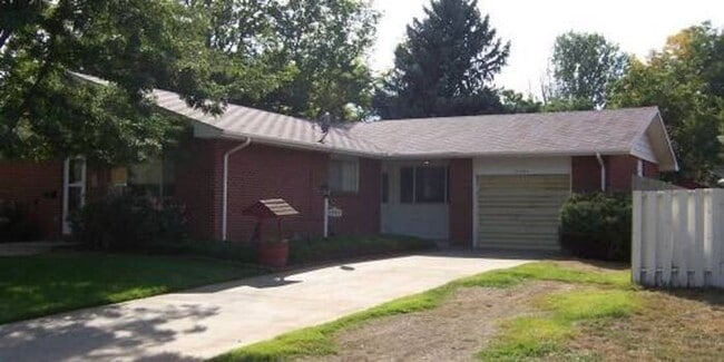 Building Photo - 2 Bed, 1.5 Bath Duplex for Rent in Fort Co...