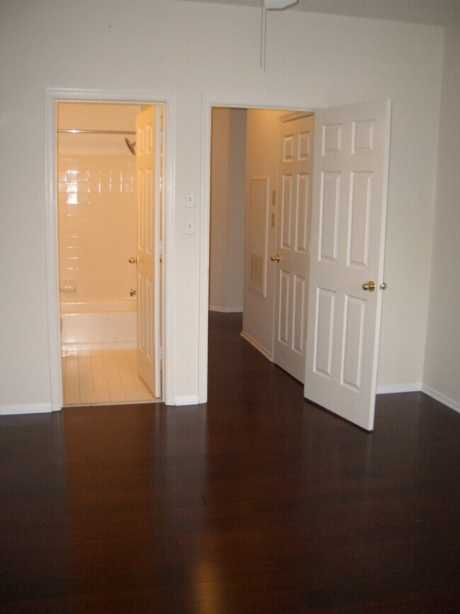 Building Photo - Renovated 2 bed/2 bath condo in the heart of Centreville, close to everything!!