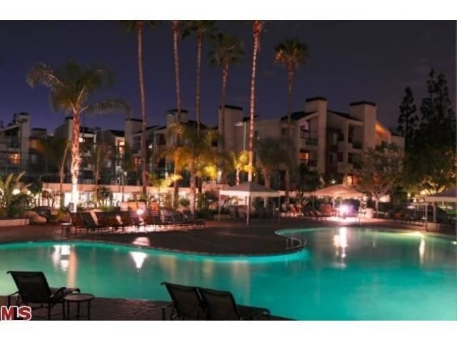 Building Photo - 5540 Owensmouth Ave