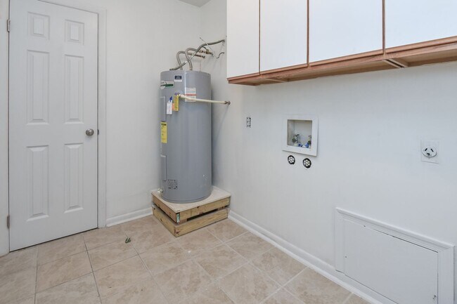 Building Photo - Completely Updated & Ready NOW!! 1-Car Attached Garage, Pet Friendly, Fenced Yard! Community Park