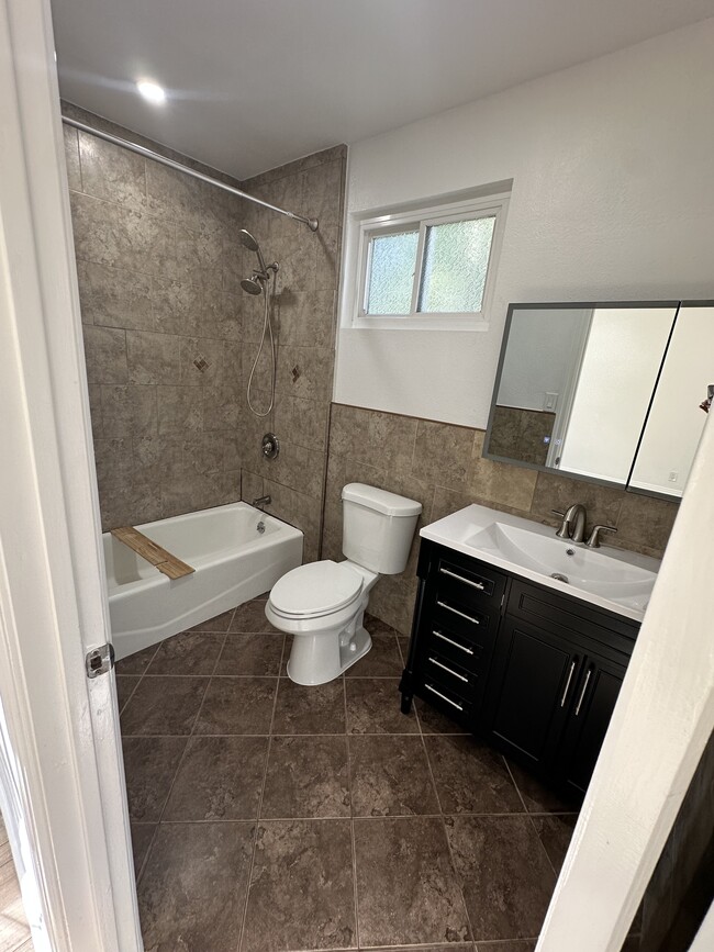 2nd bathroom - 5112 W 123rd Pl