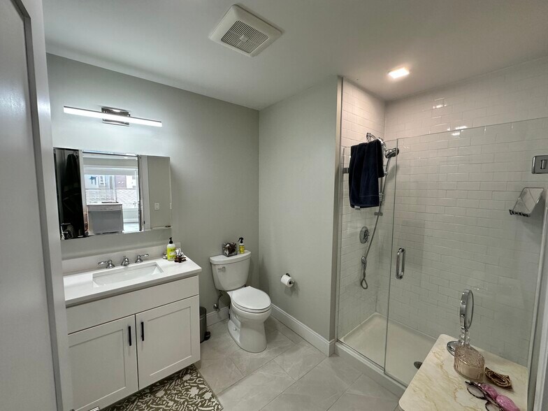 Building Photo - 206 Old Colony Ave