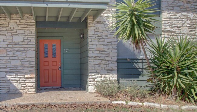Building Photo - 1304 Mariposa Dr