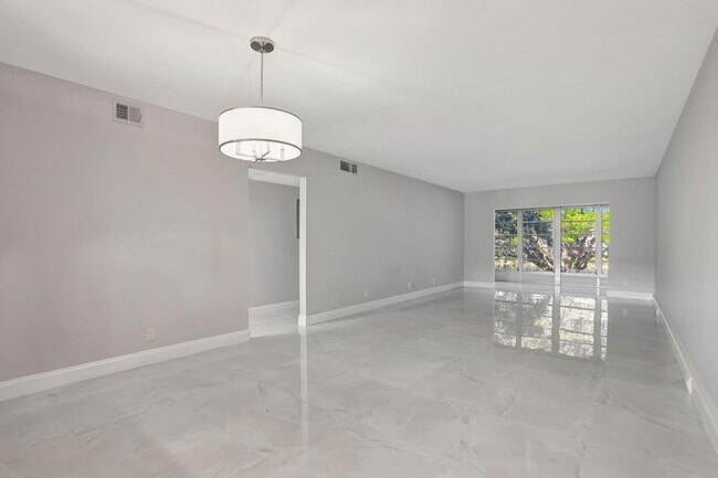 Building Photo - 2202 Lucaya Bend