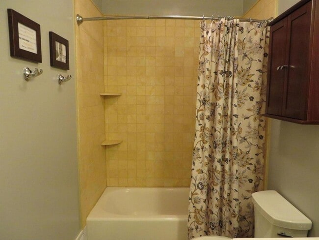 Building Photo - Beautiful 3 BR/2.5 BA Townhome in Millersv...