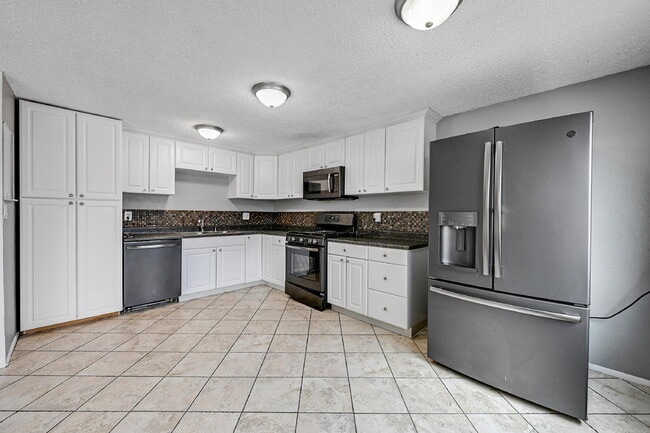 Building Photo - $1,895.00, 3 bed, 2 bath located in Fountain