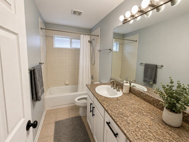 Building Photo - 635 W Elm St