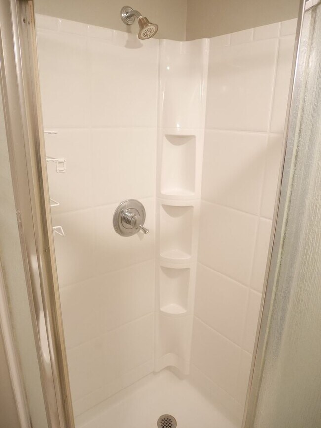 Building Photo - Spacious & Stylish 4-Bedroom Home with Fin...