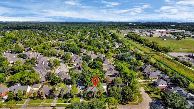 Building Photo - 15919 Lake Lodge Dr