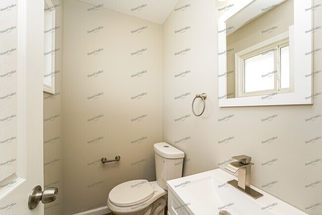 Building Photo - 4863 Southwood Dr