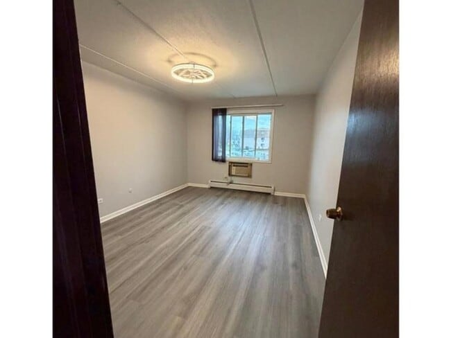 Building Photo - 280 Shorewood Dr