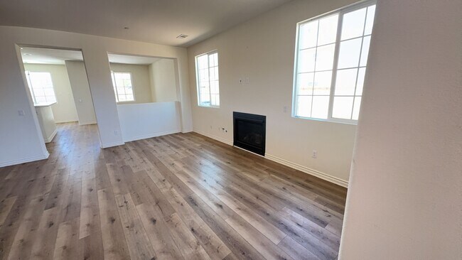 Building Photo - 3 BEDROOM VICTORVILLE HOME