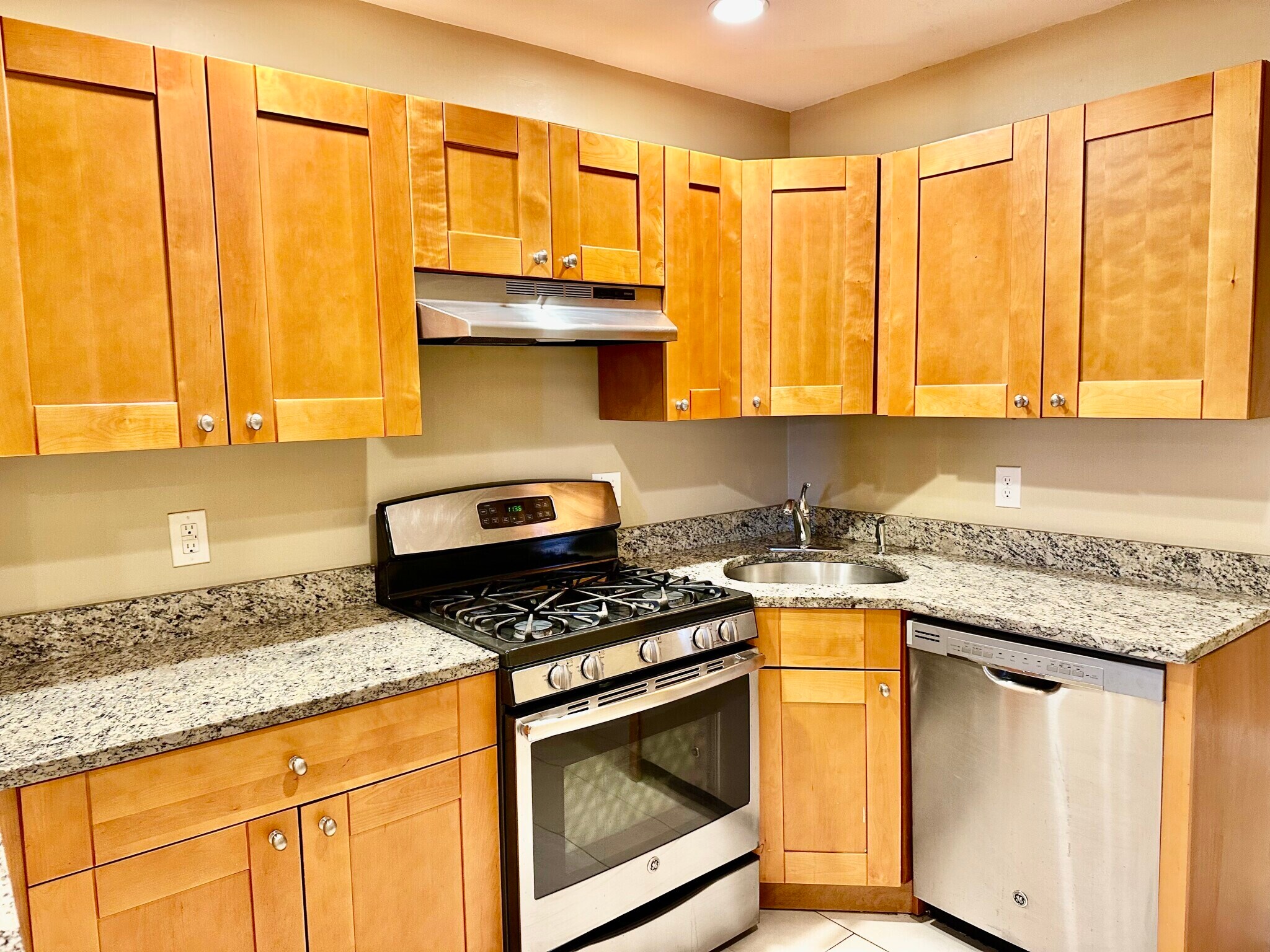 Building Photo - 76 Egmont St