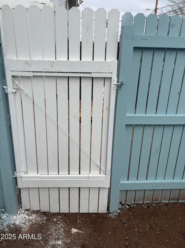 Building Photo - 127 S Outpost Rd