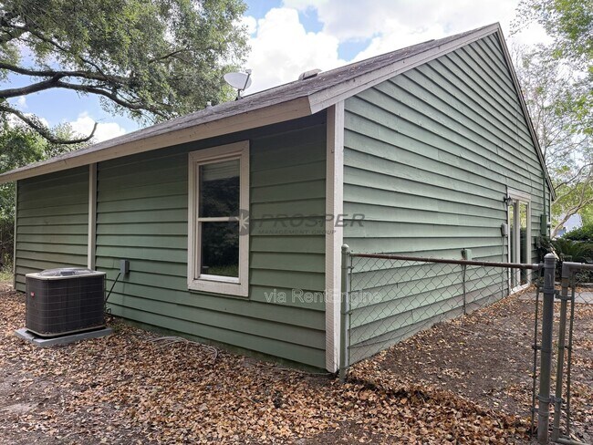Building Photo - 1047 Oakcrest Dr