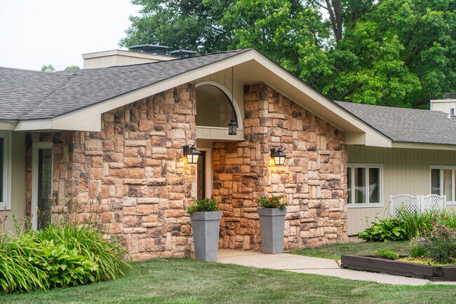 Building Photo - 208 Brookdale Ln
