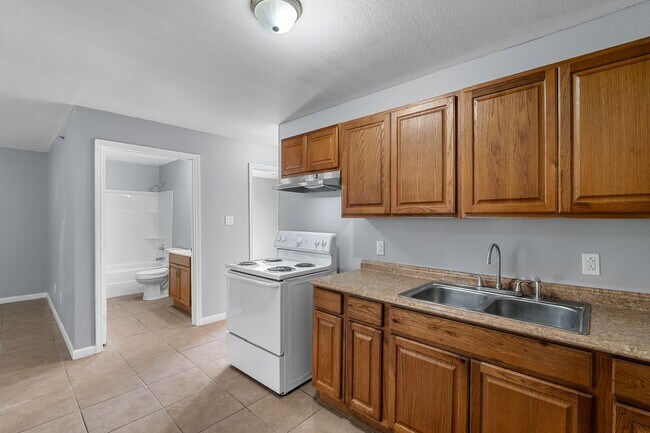 Building Photo - 1820 E Texas St