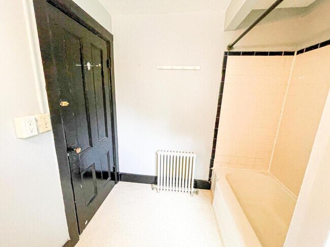 Building Photo - 705 E Seneca St