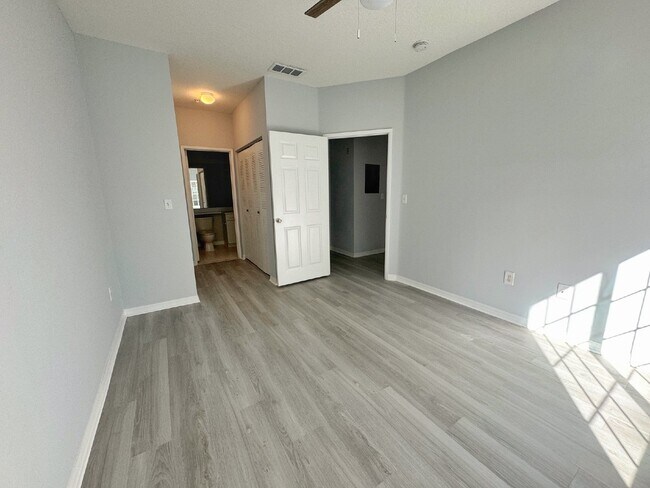 Building Photo - Updated 2BR/1BA Florida Club Condo! Available Soon!