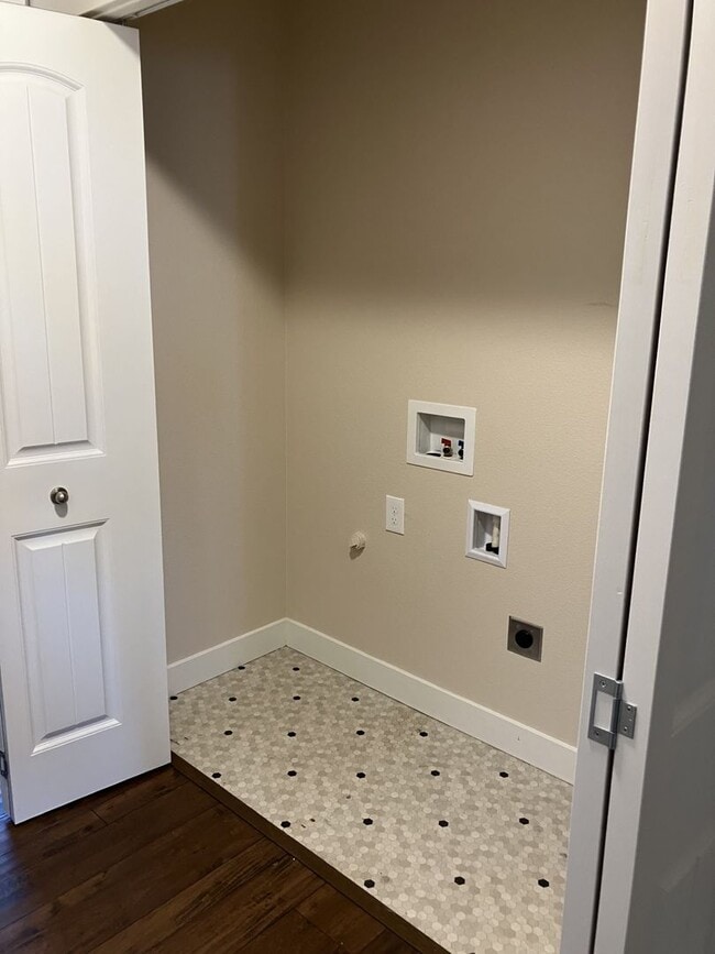 Building Photo - Single Level 3 bed 2 bed Home in Dallas, O...