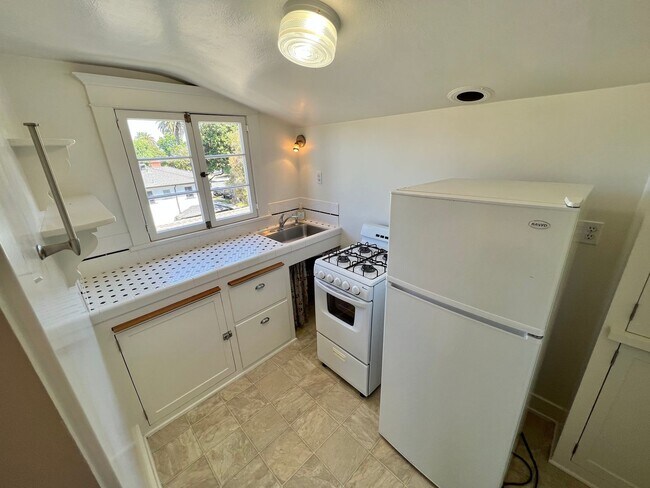 Building Photo - Historic Bluff Park 1BD Retreat | Top Floor Vintage Gem
