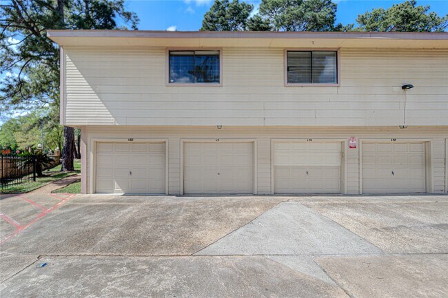 Building Photo - 16800 Sugar Pine Dr