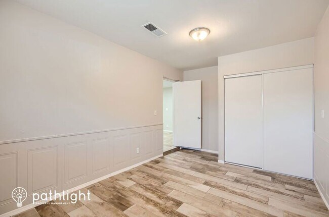 Building Photo - 826 W Del Rio St