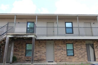 Building Photo - 1901 E Lindsey St